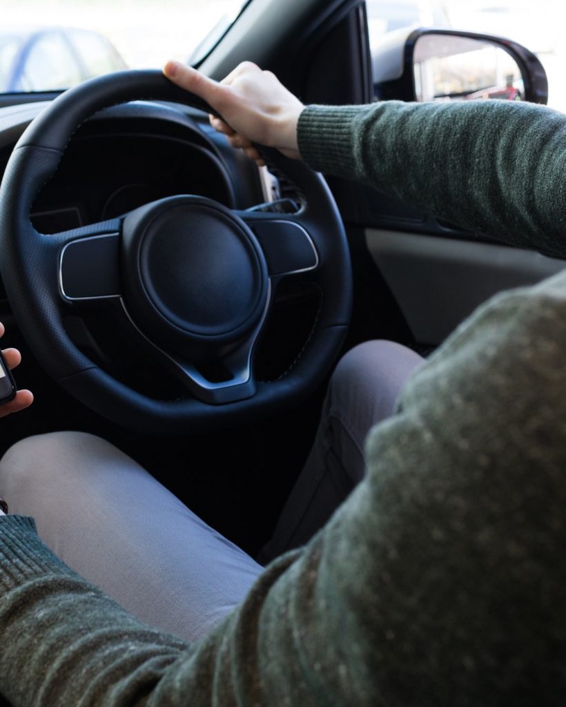man-using-smartphone-while-driving-car.jpg man-using-smartphone-while-driving-car.jpg